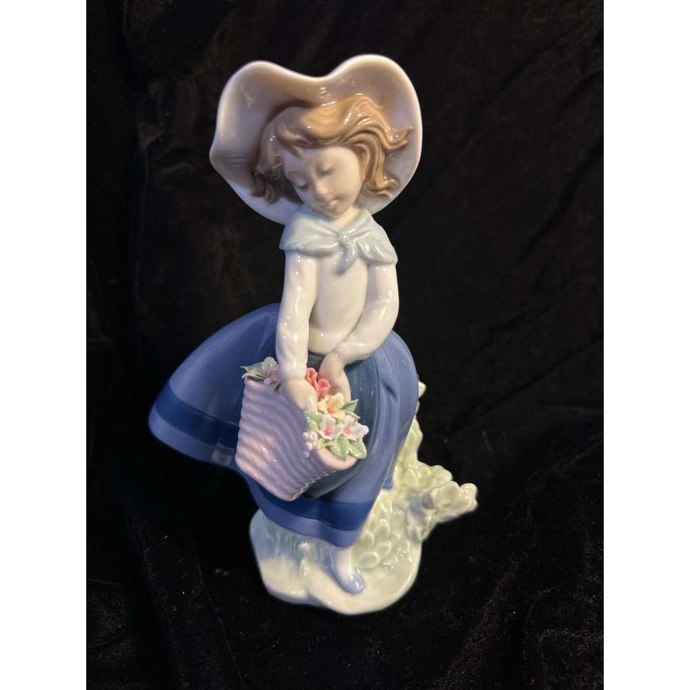 Lladró “Pretty Pickings” Figurine